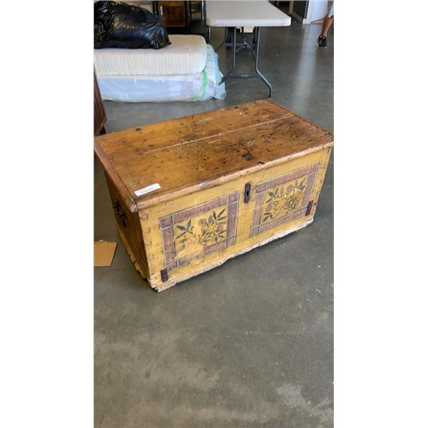 VINTAGE WOODEN STEAMER TRUNK