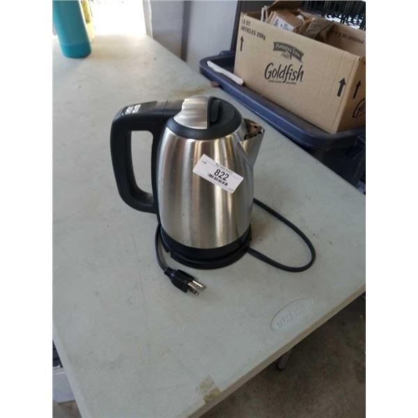 INSIGNIA 1.7L GLASS ELECTRIC KETTLE - TESTED WORKING - RETAIL $49