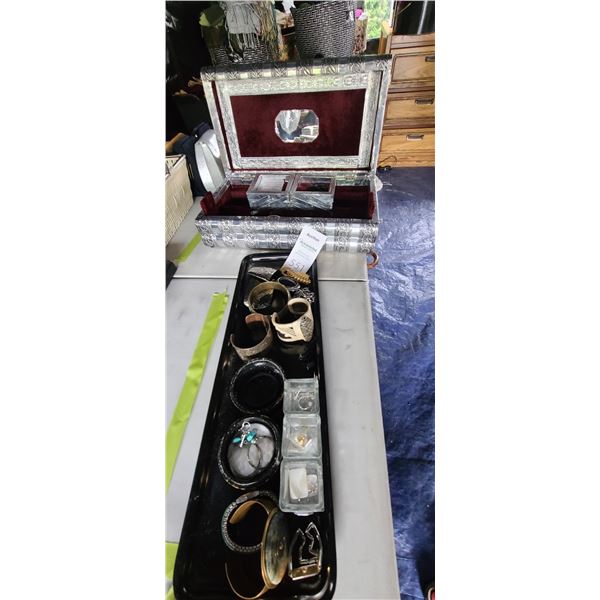 Costume Jewelry & Chest Cat B