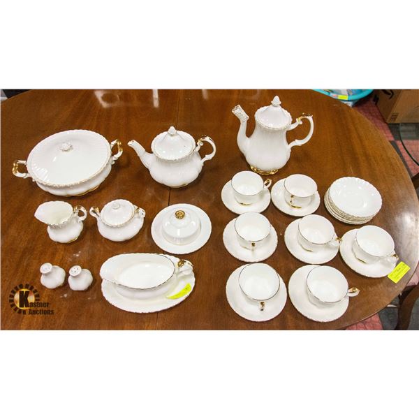 ROYAL ALBERT VAL D'OR CHINA GRAVY BOAT