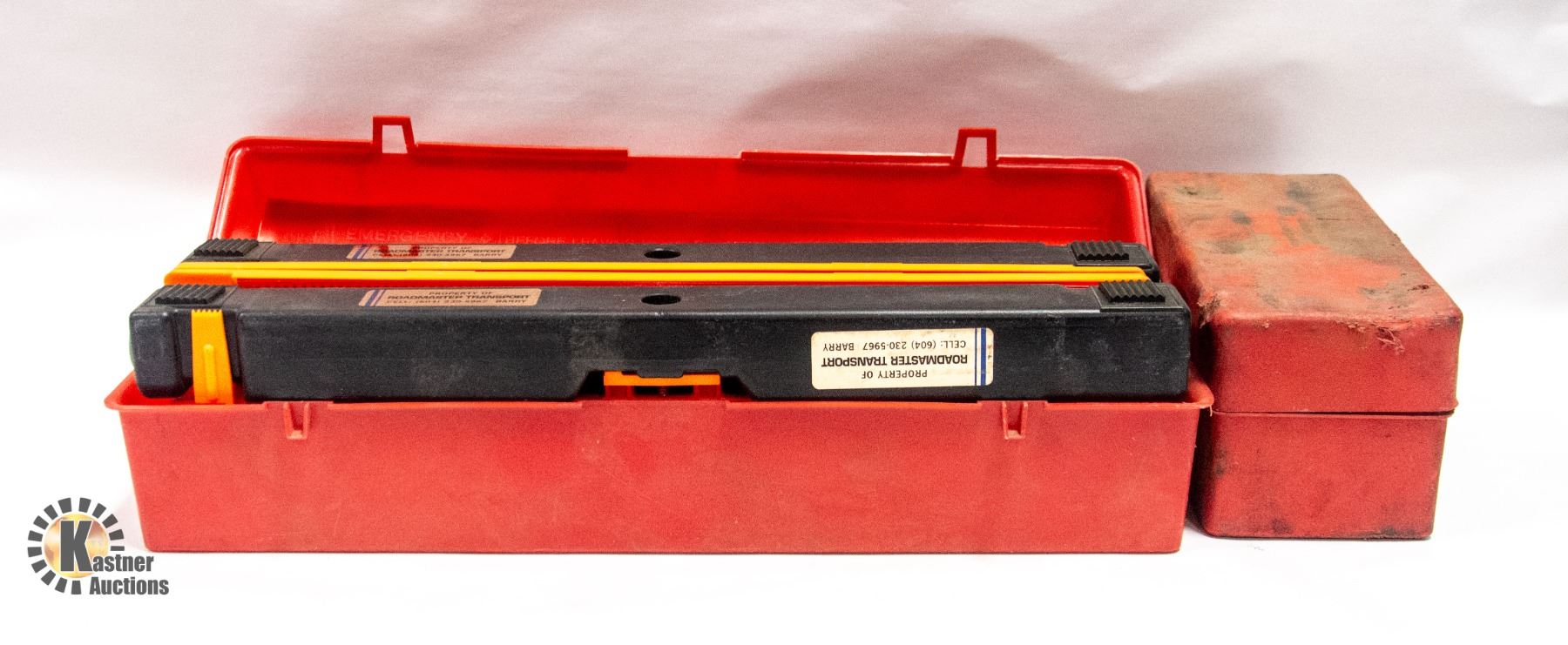 5 ROAD FLARES IN CASE