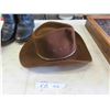 Image 2 : 2 Cowboy Hats + Men's Boots  SZ 8?