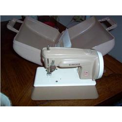 ANTIQUE CHILD'S SINGER BRAND SEWING MACHINE