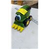 Image 2 : KIDs JOHN DEERE TRACTOR BOOK & 3 SM. TRACTORS