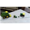 Image 4 : KIDs JOHN DEERE TRACTOR BOOK & 3 SM. TRACTORS