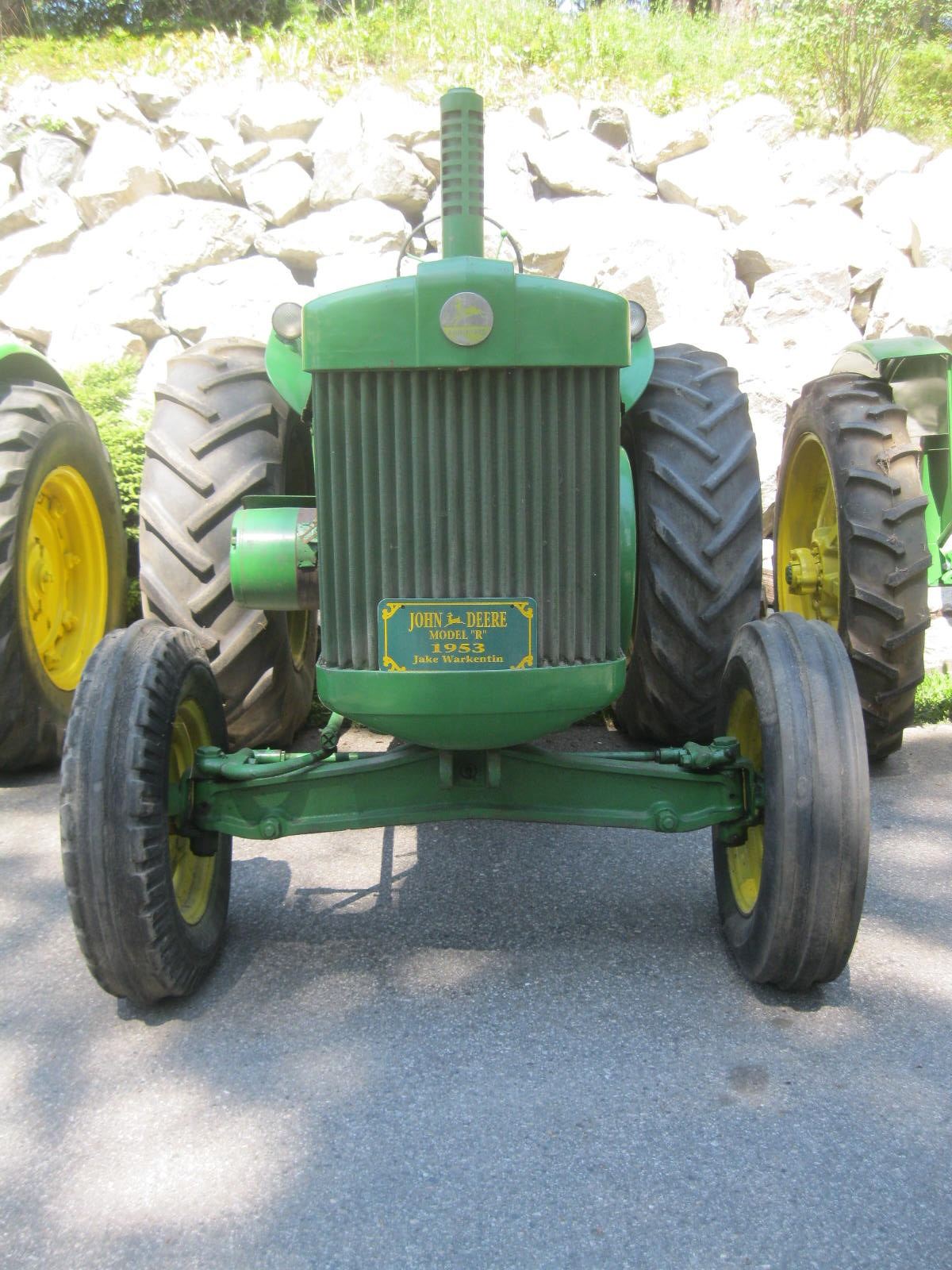 JOHN DEERE MODEL R 1953 TRACTOR