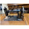 Image 3 : Seamstress sewing machine