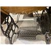Image 4 : Seamstress sewing machine