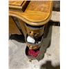 Image 6 : Seamstress sewing machine