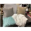 Image 1 : Throw pillows