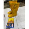 Image 1 : Gum boots size 8 and rain poncho