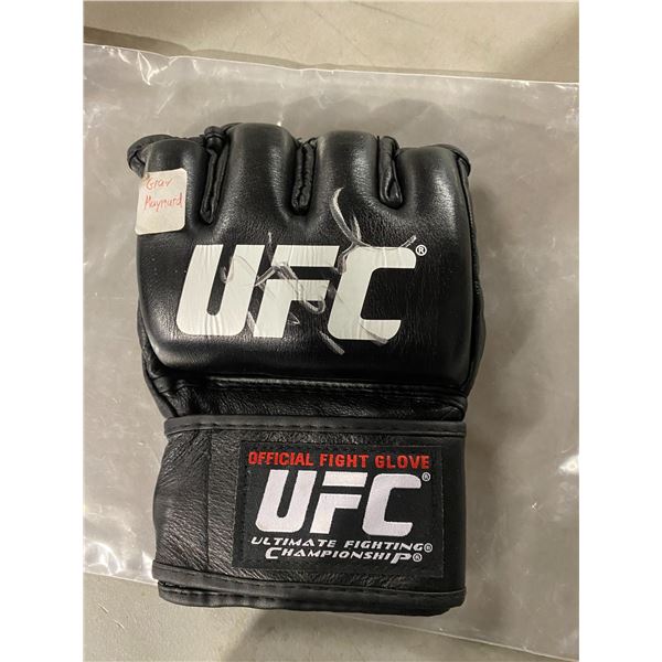 Signed UFC glove Gray Maynard ?