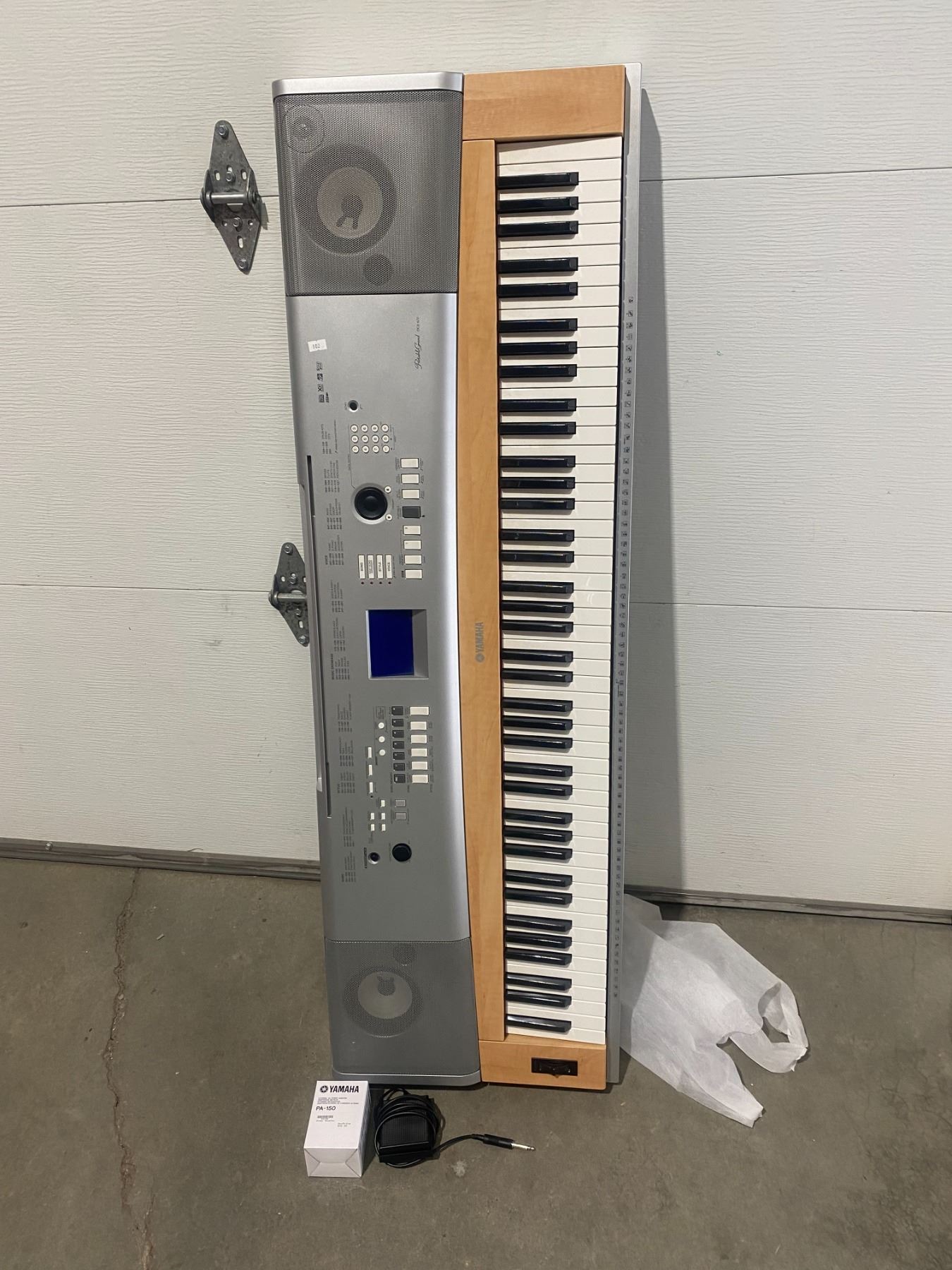 Yamaha weighted key (52) keyboard with pedal & powe plays but screen is ...