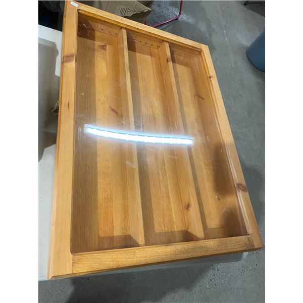 Display case with adjustable shelves