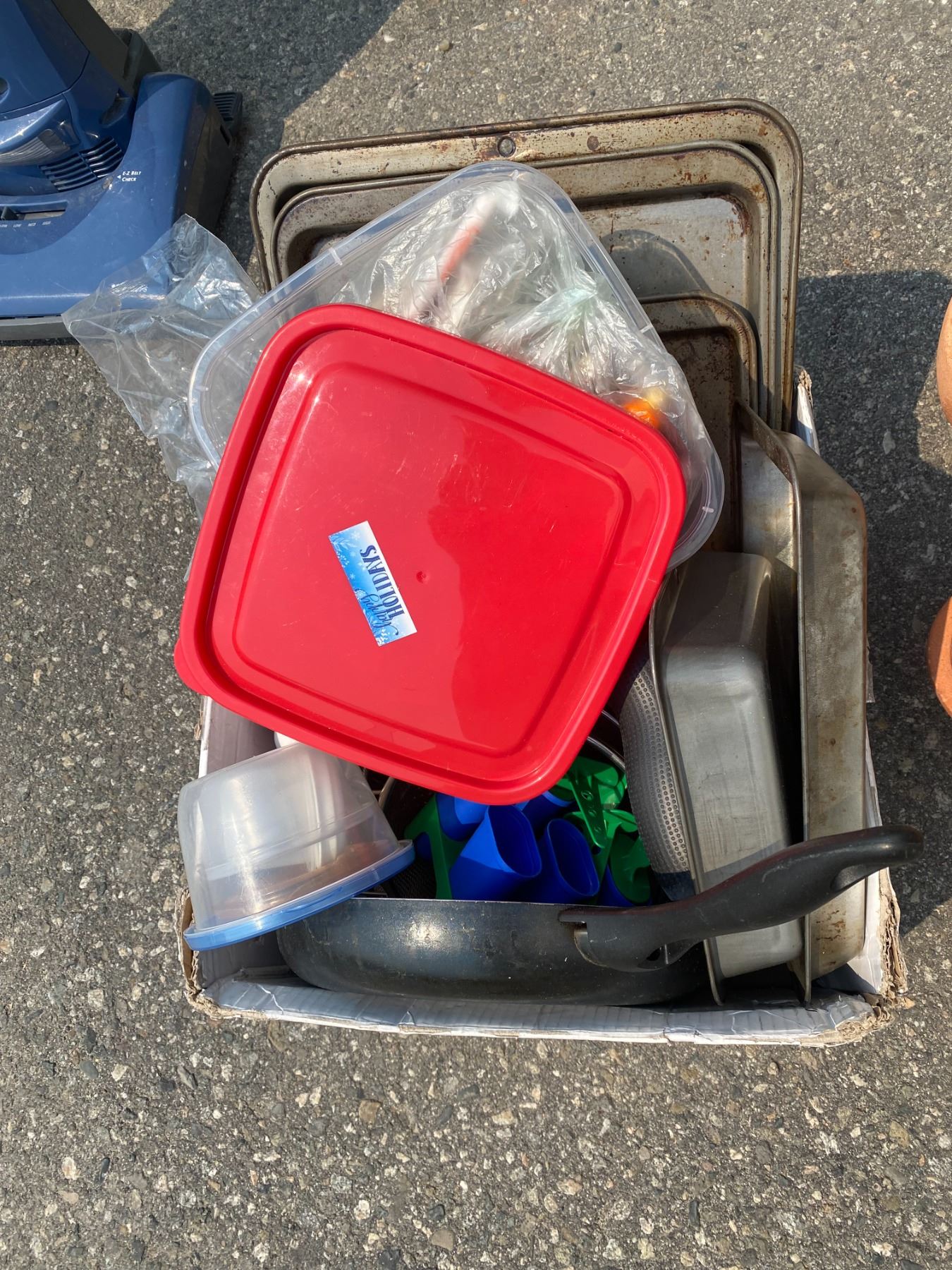 Assorted kitchen items