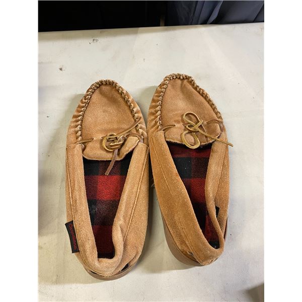 Canadiana size 11 slippers