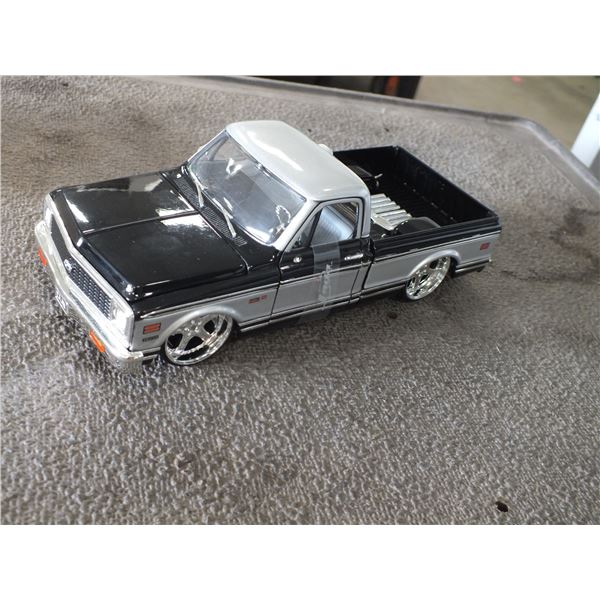 M2 1977 Chevrolet Cheyenne Super 30 Pickup Truck White Blue LA M2 1977 Chevrolet Cheyenne Super 30 Pickup Truck White Blue LA