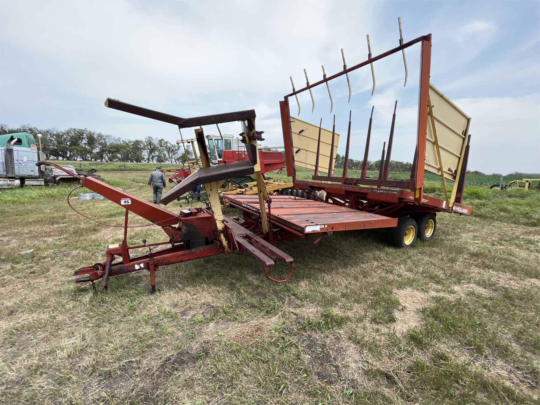 Stack Wagon New Holland 1037 Square Bale Stack Wagon