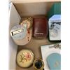 Image 2 : COSTUME JEWELRY, VINTAGE MAKEUP COMPACTS, TABLE LIGHTER AND MORE