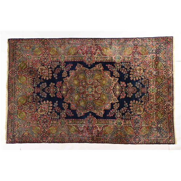 FINE KIRMIN ORIENTAL RUG.