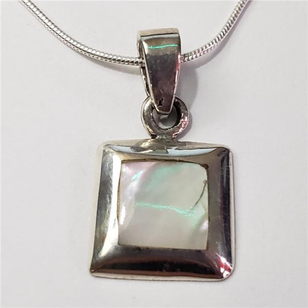 Silver Mother Of Pearl Necklace (~Size 0) (~length 19inches) (~weight 3.5g), Suggested Retail Value 