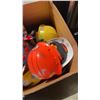 Image 2 : BOX OF HARD HATS