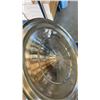 Image 3 : 14" HIGH STAINLESS POT WITH LID 16" DIAMETER