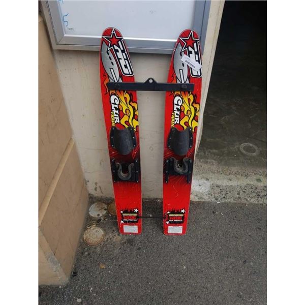 PAIR OF TOWBOAT WATER SKIS