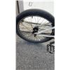 Image 3 : WHITE HARO BMX BIKE