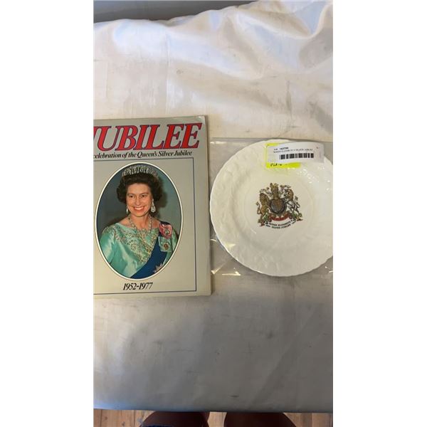 QUEEN ELIZABETH II SILVER JUBILEE 1952-77 BOOK PLUS PLATE