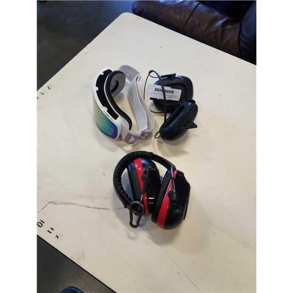 SKI/SNOWBOARD GOGGLES AND 2 SETS HONEYWELL EARMUFFS