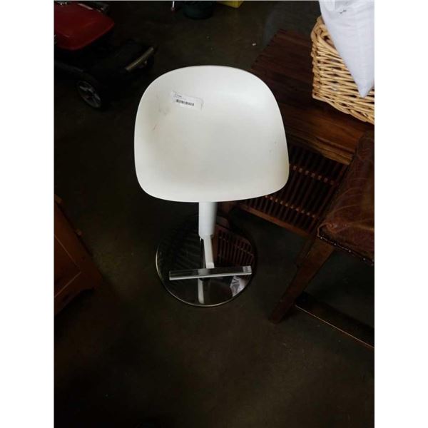 WHITE GAS LIFT STOOL