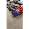 Image 11 : DYSON CYCLONEV10 MOTORHEAD CORDLESS STICK VACUUM W/ CHARGER AND ACCESSORIES - TESTED AND WORKING GAS