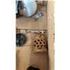 Image 4 : LOT OF GLASS EGG AND OTHER COLLECTIBLES