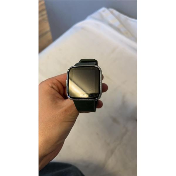 FITBIT VERSA 2 SMARTWATCH TESTED AND WORKING NO CHARGER - RETAIL $199