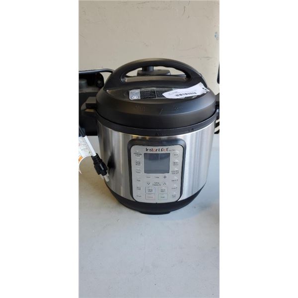 AS NEW INSTANT POT DUO 6QT PLUS 9 IN 1 MULTI COOKER TESTED AND WORKING - RETAIL $139