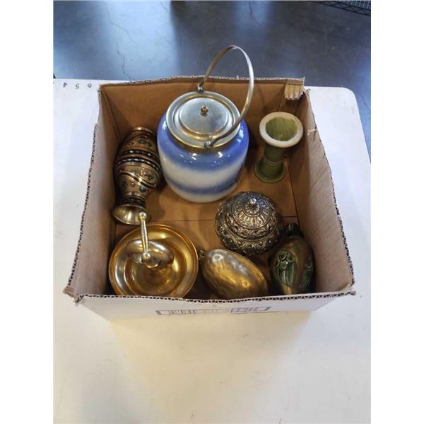 PORCELAIN JAR WITH LIDDED JAR, SMALL PEDESTLE AND BRASS COLLECTIBLES