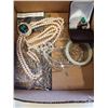 Image 8 : LOT OF JEWELRY CASES AND JEWELRY