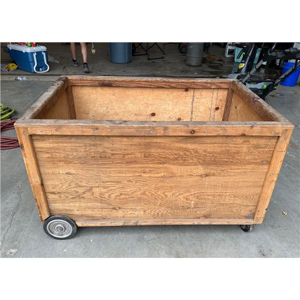 STORAGE CART ON WHEELS