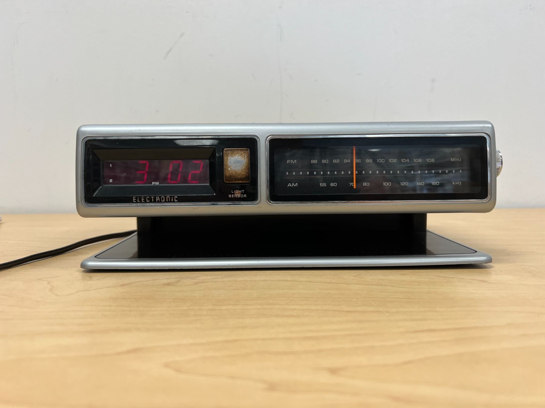 Vintage Space Age Zenith Touch n' Snooze R476 Clock Radio
