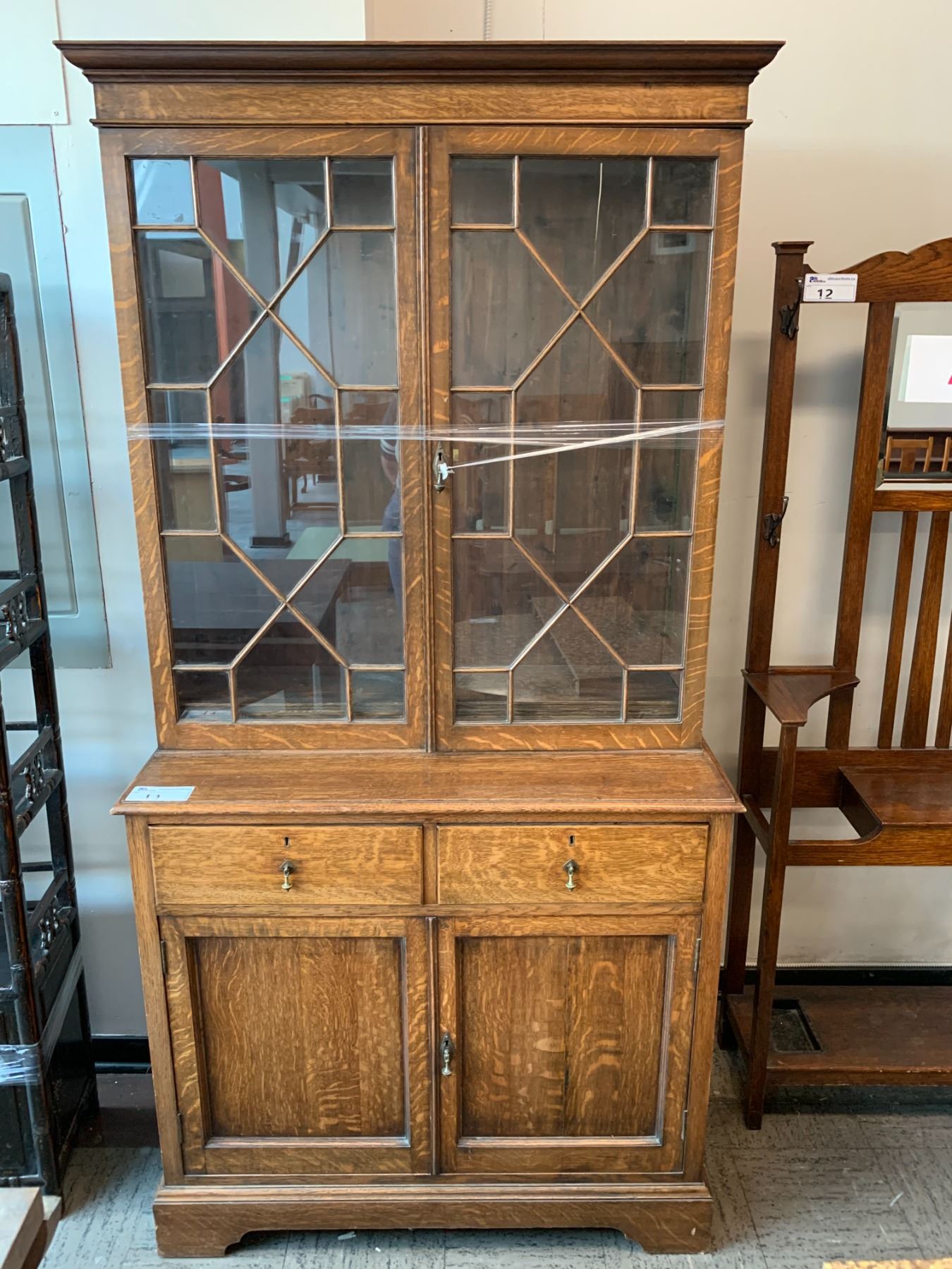 4 DOOR 2 DRAWER GLASS FRONT LOCKING WOOD CABINET (NO KEY) APPROX 83