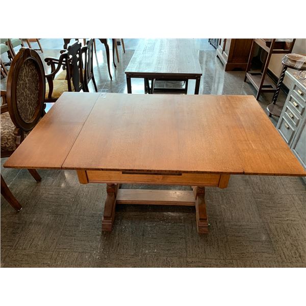 WOOD DINING TABLE WITH PULLOUT LEAFS APPROX 60"X36"X30"