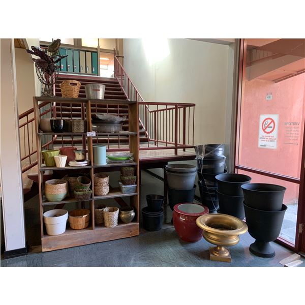 WOOD SHELVING UNIT & LARGE ASSORTMENT OF PLANTER POTS