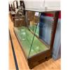 Image 2 : LARGE WOOD & GLASS DISPLAY CABINET WITH MIRRORED BACK SLIDING DOORS APPROX 47"X72"X24"