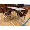 Image 3 : VINTAGE DINER METAL TABLE (29"X48"X30") & 4 CHAIRS