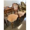 Image 2 : 2 VINTAGE CHAIRS (1 TUFTED BACK)