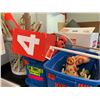 Image 5 : LARGE LOT OF ASSORTED ITEMS INCLUDING; FOOTBALL EQUIPMENT, PROP SIGNS, DRUMS, GARDEN DCOR, MOBILE...