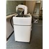 Image 2 : SPEED QUEEN VINTAGE MOBILE CLOTHES WASHER