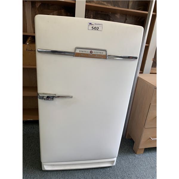 GENERAL ELECTRIC SPACE MAKER DELUXE VINTAGE FRIDGE