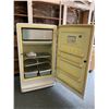 Image 2 : GENERAL ELECTRIC SPACE MAKER DELUXE VINTAGE FRIDGE